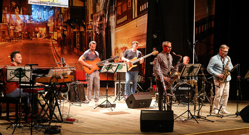 Группа Apple tea выступает на открытии конкурса Jazz Time 2018